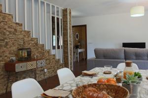 - un salon avec une table et de la nourriture dans l'établissement Sensacional Casa en Gondomar, à Gondomar