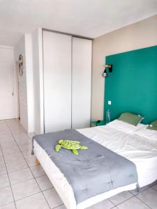una camera da letto con un letto con banane di Chambre Antillaise a Les Trois-Îlets