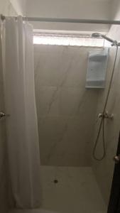 ein Bad mit Dusche und Duschvorhang in der Unterkunft (29) Dpto Nuevo y Acogedor Miraflores in Lima