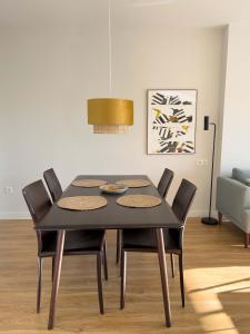 貝納加爾彭塔的住宿－Azalea Biznaga，一间用餐室,配有黑色的桌子和椅子