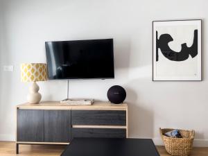 貝納加爾彭塔的住宿－Azalea Biznaga，一间客厅,在白色的墙上配有电视