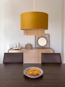 een bord sinaasappelschijfjes op een tafel met twee stoelen bij Azalea Biznaga in Torre de Benagalbón