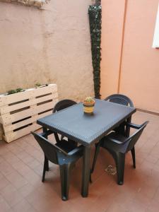 a black table and chairs with a bowl on top at La casa delle stagioni in LʼAquila