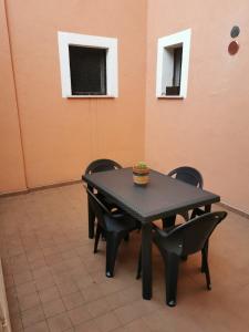 czarny stół i krzesła w pokoju w obiekcie La casa delle stagioni w mieście LʼAquila