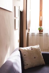 - un oreiller assise sur un lit dans l'établissement Ad un passo dal Duomo, à Orvieto