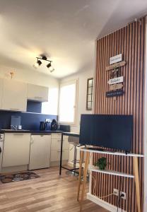 Μια τηλεόραση ή/και κέντρο ψυχαγωγίας στο Studio Moana avec parking et jardin