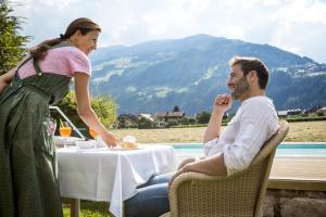 Nespecifikovaný výhled na hory nebo výhled na hory při pohledu z hotelu