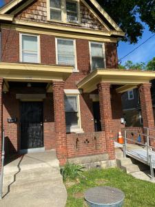 uma casa de tijolos com uma porta da frente e um alpendre em Unique 3 Bedroom 2 bath brick duplex Private parking em Cincinnati