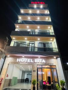 Bình Thủy的住宿－BITA HOTEL CẦN THƠ，夜间有酒店入口的酒店比利亚尼