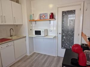 A kitchen or kitchenette at Precioso alojamiento junto al Mediterráneo