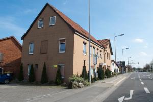 a brown brick house on the side of a street at Ferienwohnung in Celle in Celle