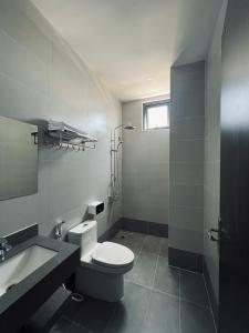 La salle de bains est pourvue de toilettes et d'un lavabo. dans l'établissement BITA HOTEL CẦN THƠ, à Bình Thủy