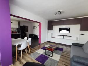 a living room with a couch and a table at Apartament ASR in Piatra Neamţ