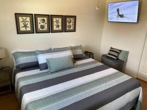 una camera da letto con un letto con lenzuola blu e bianche di Sunshine DayDream by SurfBreakLLC a Surfside Beach