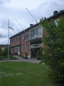 Vingåker的住宿－威加客酒店，砖砌建筑,上面有酒店标志