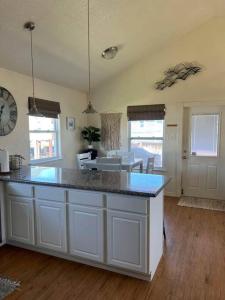 una cucina con piano di lavoro blu in una camera di Sunshine DayDream by SurfBreakLLC a Surfside Beach