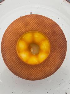 um donut amarelo num chapéu de palha em Hencz Vendégház em Balatonakarattya