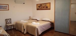 een slaapkamer met 2 bedden en handdoeken bij L'Albore in Costigliole Saluzzo