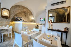 un restaurante con mesa, sillas y espejo en Case Brizi Assisi, en Asís