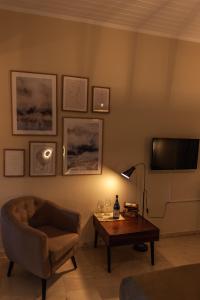 A television and/or entertainment centre at STUDIO SPYROS