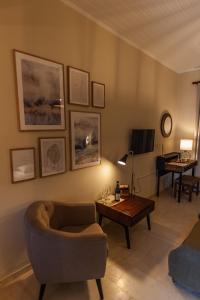 A television and/or entertainment centre at STUDIO SPYROS