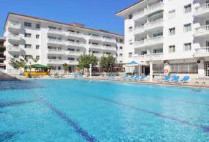 a large swimming pool in front of a hotel at Apartamento Europa con terraza in Blanes