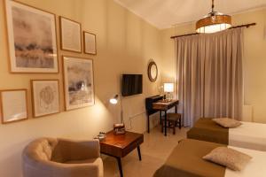 ein Hotelzimmer mit einem Bett und einem Schreibtisch in der Unterkunft STUDIO SPYROS in Kanoni