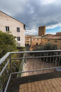 - une vue depuis le balcon d'un bâtiment dans l'établissement Ad un passo dal Duomo, à Orvieto