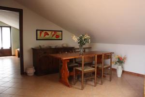 jadalnia z drewnianym stołem i krzesłami w obiekcie Casaci w mieście Acireale