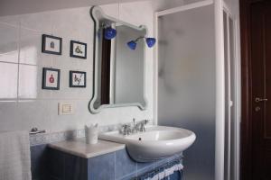W łazience znajduje się umywalka i lustro. w obiekcie Casaci w mieście Acireale