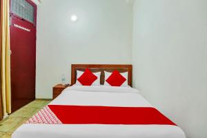 1 cama roja y blanca en una habitación en OYO Yash Hotel, en Ghaziabad