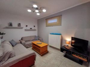 En TV eller et underholdningssystem på Antonela Sunshine Apartment by Corfu Escapes