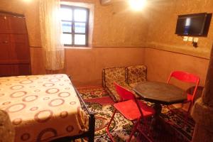 une chambre avec des chaises, une table et une fenêtre dans l'établissement Tigmino Maison D'or, à Tafraout