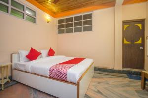 En eller flere senge i et værelse på Capital O Parasol Inn