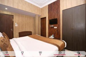 a bedroom with a bed and a tv in it at OYO Hotel Sallow International in Amritsar