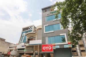 Un bâtiment avec un panneau d'hôtel devant lui dans l'établissement OYO Hotel Galaxy, à Faridabad