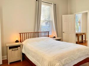 Un dormitorio con una cama grande y una ventana en Lovely Guesthouse in the Up-and-Coming Springfield, en Jacksonville