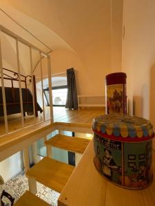 カターニアにあるGli appartamenti di Agataの樽のテーブル