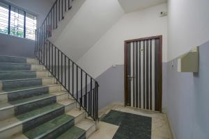 BallygungeにあるCollection O Bricks Inn Hazra Road Near Birla Mandirの階段