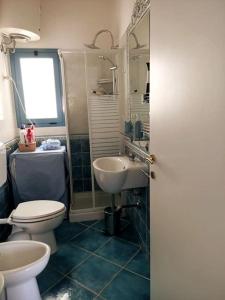 een badkamer met een toilet en een wastafel bij Casa dei Fiori in Donnalucata