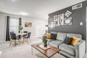 een woonkamer met een bank en een tafel bij Entire Place Washer Dryer Wi Fi 4K TV Pets Allowed in Arlington