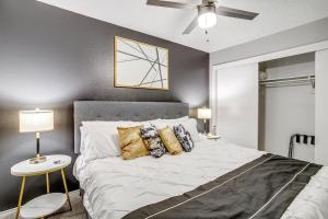 Un dormitorio con una cama grande con almohadas. en Entire Place Washer Dryer Wi Fi 4K TV Pets Allowed, en Arlington