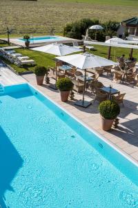 Bazén v ubytování Theresa Wellness-Genießer-Hotel nebo v jeho okolí