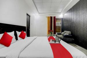 Кровать или кровати в номере Khushboo International Hotel