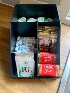 eine Blackbox mit verschiedenen Lebensmitteln in der Unterkunft Forget me not cottage in Ironbridge + 8 Fotos