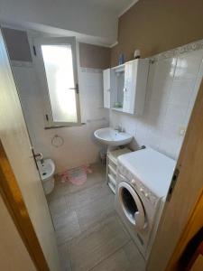 A bathroom at Nathan house Pistis