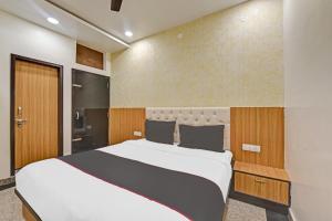 a bedroom with a large bed in a room at Collection O Hotel Greenleaf in Jaipur