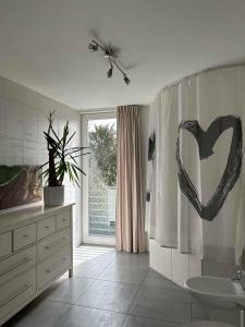 un bagno con un cuore disegnato sul muro di House Susanne a Colonia