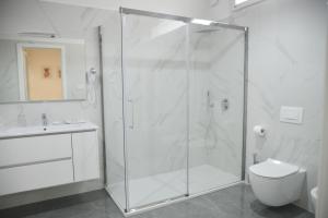 La salle de bains est pourvue d'une douche, de toilettes et d'un lavabo. dans l'établissement La Casa di Eva, à Brindisi