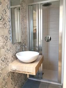 比薩的住宿－Casa Clementina，浴室配有白色水槽和淋浴。